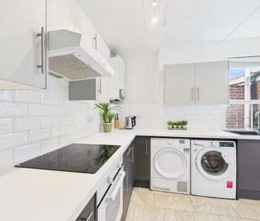 4 bedroom flat to rent - Photo 1