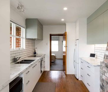 Modern comfort and generous space - Photo 3