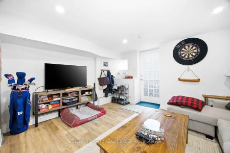 826 Carlaw Avenue #Lower - Photo 4