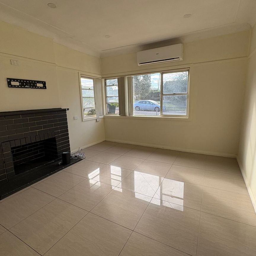 Neat & Tidy 2 bedroom house + Sunroom - Photo 1