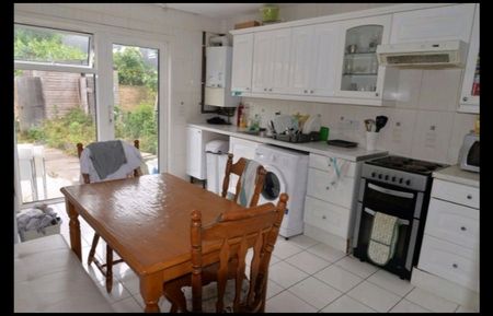 Two single Bedroom in a Shared House, Warren Road NW2 7NH - Photo 2