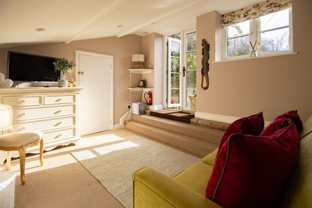 4-Bedroom Character Property with 1-Bedroom Annexe - Photo 4