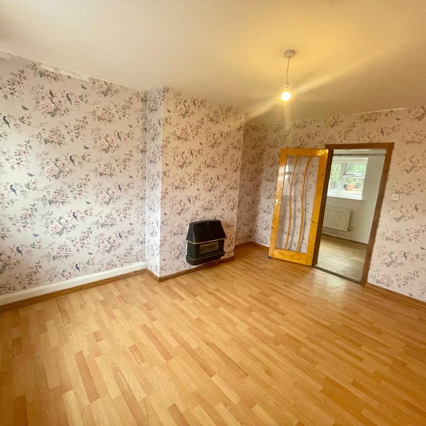 Welcome to this charming terraced house. Boasting three bedrooms, a spacious living room, dining area, fitted kitchen, and a family bathroom, this property offers front and rear gardens. With gas central heating and double glazing, laminate flooring, and a convenient location - Photo 1