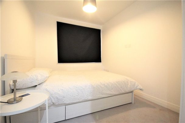 Queenswood Crescent, Englefield Green, Egham, Surrey, TW20 0AT - Photo 1