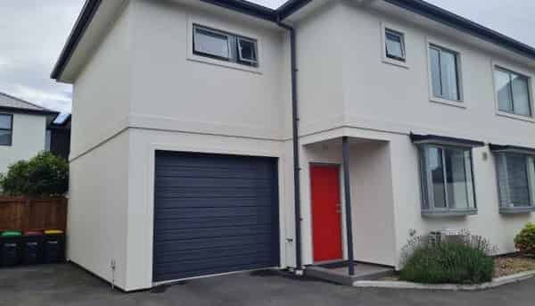 Premier Location, Sunny 3 Bedroom Home! - Photo 1