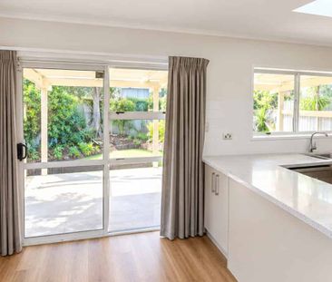 4 Bedroom Family Home with Garages, Decks and Fenced Yard - Photo 3