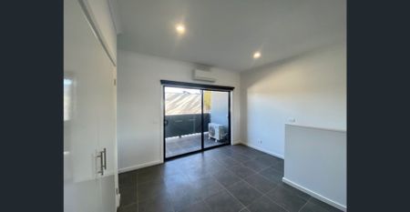 Modern Townhouse - Photo 3