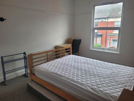 4 bedroom apartment to rent - Photo 3