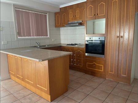 Spacious and Bright 3-Bedroom Home in Epping - Photo 5