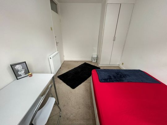 Room in a Shared House, Stunning Double Room In Wimbledon, SW19 - Photo 1