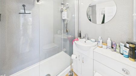 Burdock Close, Lightwater, Surrey, GU18 - Photo 3