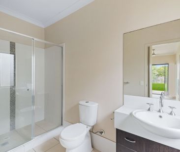Stylish "Fairway Chase" Duplex Living - Photo 3