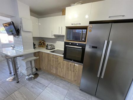 1 bedroom in a house share to rent - Photo 5