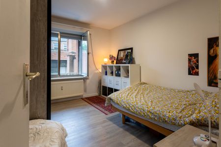 Volledig gerenoveerd twee-slaapkamerappartement in het centrum van Tielt. - Photo 2