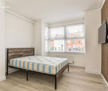 4 bedroom terraced house to rent - Photo 5