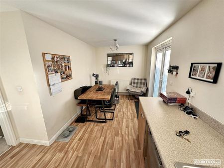 3 bedroom detached house to rent - Photo 2