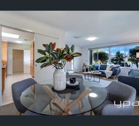 8 Braemar Close, Gladstone Park, Vic 3043 - Photo 1