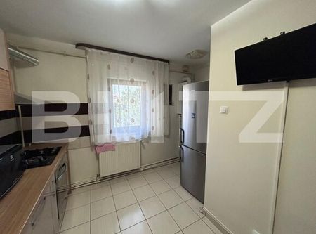 Apartament cu 3 camere, decomandat, 75 mp, Rovine, zona cofetaria Damarin - Fotografie 2
