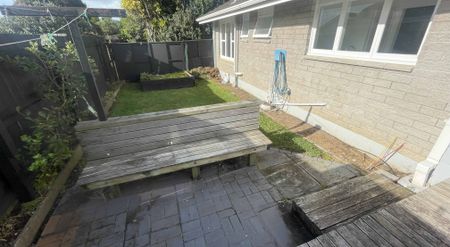 Updaded Gem in Otahuhu ! 2 Bedroom + Internal Garage - Photo 5