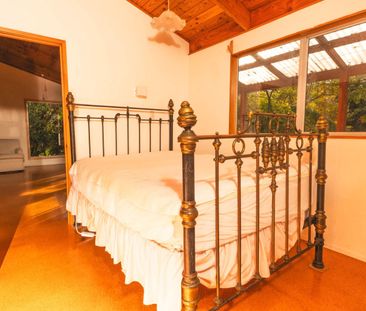 Charming cottage overlooks beautiful bushland - Photo 3