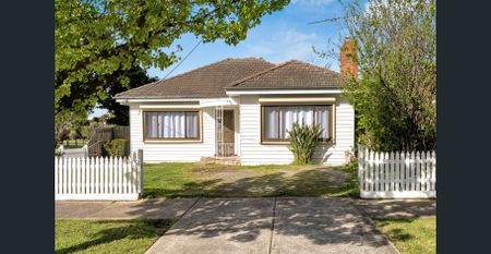 Spacious Family Home in Northcote - Photo 2