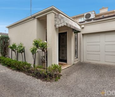 PRIVATE & TRANQUIL LIVING IN THE HEART OF BRIGHTON - Photo 1