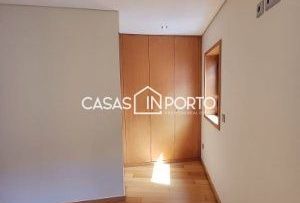 T1 Junto á Faculdade de Belas Artes