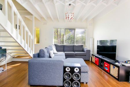 City Fringe 2 bedroom townhouse in well maintained garden setting - Photo 3