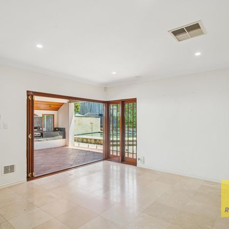 Executive Family Home, with a Pool - Photo 3