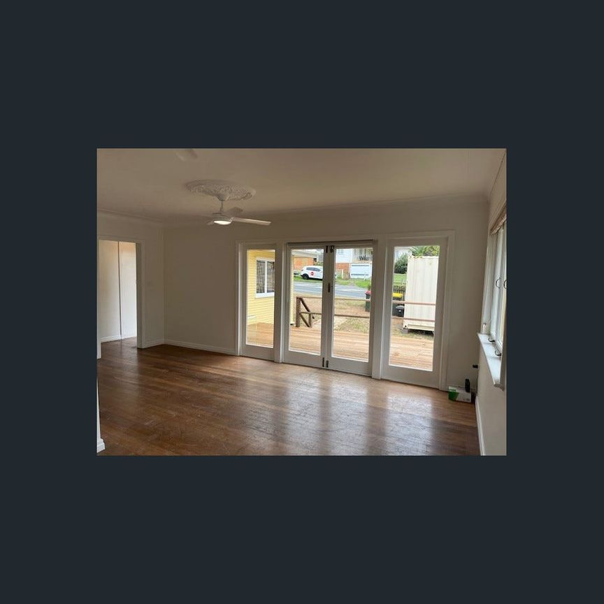 Holland Park West - 3 BEDS rent now move in Air cond & FANS & BONUS MASSIVE NEW STORAGE - Photo 1