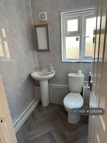 1 bedroom in a flat share to rent - Photo 4