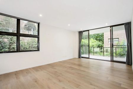 Stylish and Luxurious One Bedroom Apartment with Separate Study - Photo 2