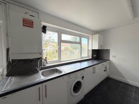 4 bedroom semi-detached house to rent - Photo 5