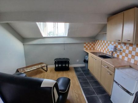1 bedroom in a house share to rent - Photo 4