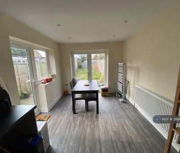 4 bedroom semi-detached house to rent - Photo 2