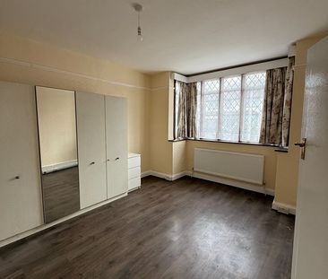 4 Bed Semi-Detached House, St. Johns Road, IG2 - Photo 4
