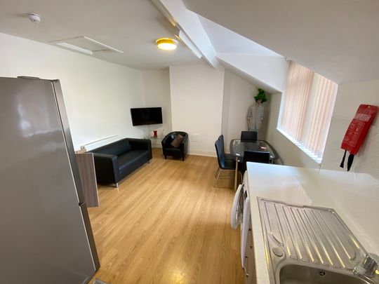 9 Bed Student Accommodation - Photo 1