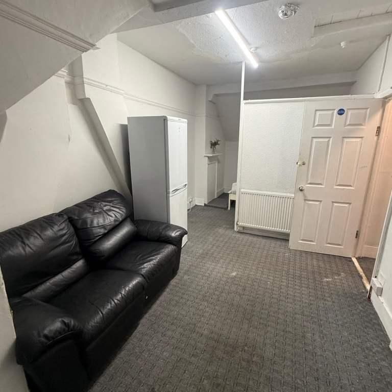 2 bedroom house share to rent - Photo 1