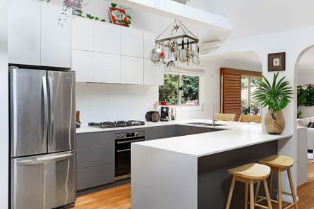 Renovated contemporary family home - Photo 3