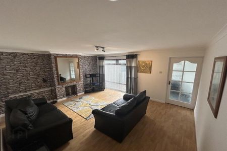 Room 1, 10 Hollyvale, Newtownabbey, BT36 5NG - Photo 2