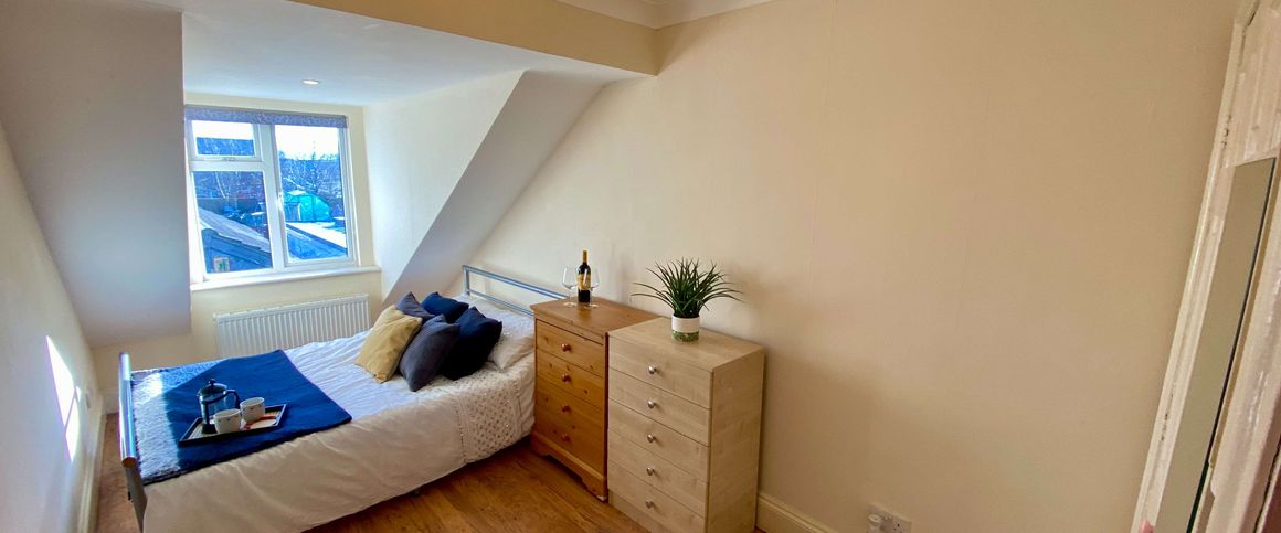 Newly refurbished double en-suite room in LN6 - Photo 1