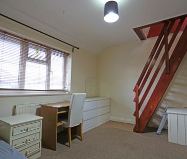 Price £1,800 pcm - Available Now - Furnished / Unfurnished - Photo 4
