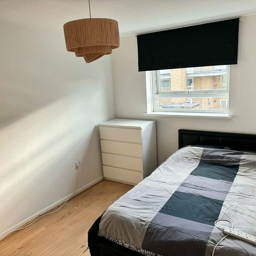 Room in a Shared House, High Road, N11 - Photo 1