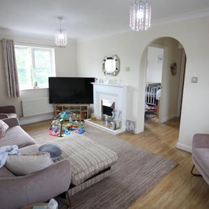 2 bedroom coach house to rent - Photo 2