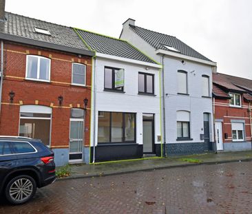 Volledig gerenoveerde woning te huur nabij het centrum van Eeklo! - Foto 1