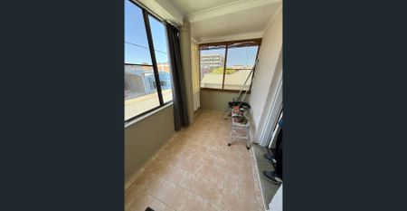 Large 2 Bedroom Unit in the Heart of Hamilton + garage - Photo 4