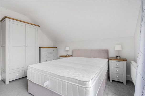 *Includes GAS & ELECTRIC* Spacious and well presented three bedroom recently refurbished top floor apartment in central Summertown and within a short walk to shops and facilities. Close to bus stop with regular bus running into the city centre. - Photo 1