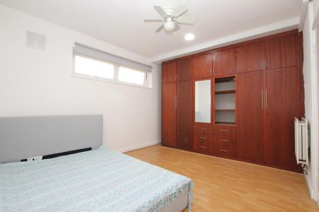3 bedroom flat to rent - Photo 2