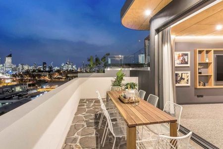 502/18 Hubert Street Woolloongabba - Photo 3