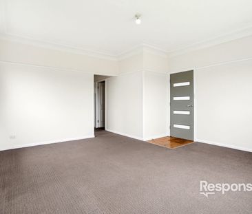 Charming & Comfortable Home in Convenient Kingswood Location - Photo 2